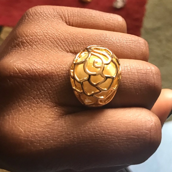 Gold circular ring - Picture 1 of 1